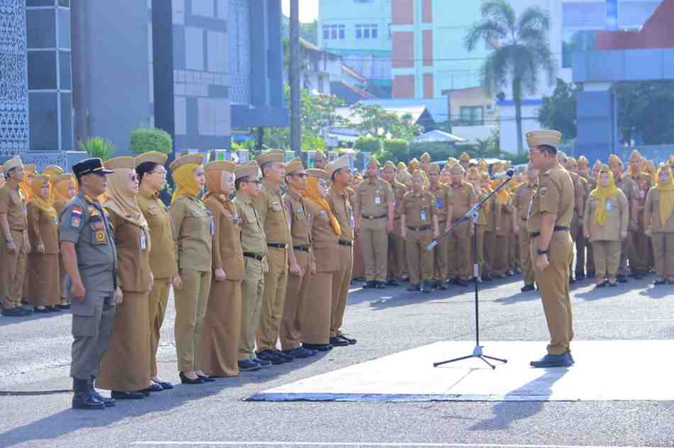 Sekretaris Daerah Provinsi Sumatera Selatan, Dr.Drs. H. Edward Candra MH memimpin apel rutin Senin pagi yang diikuti Aparatur Sipil Negara (ASN) di lingkungan Sekretariat Daerah Provinsi Sumsel. Kegiatan tersebut berlangsung di halaman Kantor Gubernur Sumsel, Senin (6/4/2026). Foto: Humas Pemprov Sumsel.