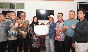 Kepala Dinas Pemberdayaan Perempuan dan Perlindungan Anak, dr. Sharlie Esa Kenedy., MARS, bersama Kepala Dinas Pendidikan dan Kebudayaan Kabupaten Musi Banyuasin, Yayan, S.E., MM memdiasi persoalan antar wali muri SD Negeri Simpang Kurun. Foto: Kominfo Muba.