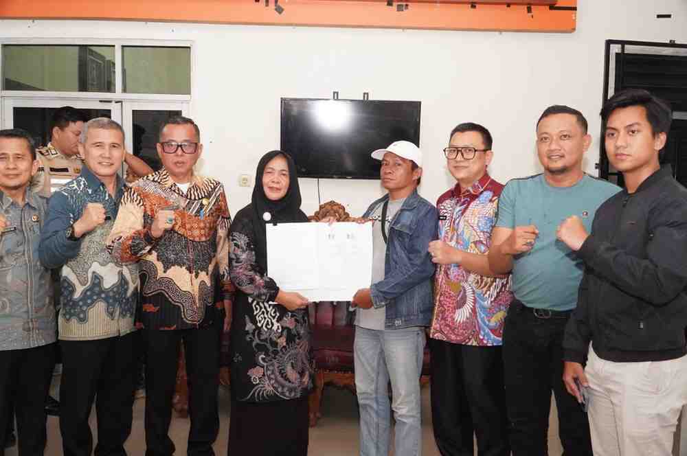 Kepala Dinas Pemberdayaan Perempuan dan Perlindungan Anak, dr. Sharlie Esa Kenedy., MARS, bersama Kepala Dinas Pendidikan dan Kebudayaan Kabupaten Musi Banyuasin, Yayan, S.E., MM memdiasi persoalan antar wali muri SD Negeri Simpang Kurun. Foto: Kominfo Muba.