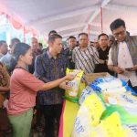 Wargta Lawang Wetan, Muba menyerbu beras murah di halaman Kantor Kecamatan Lawang Wetan, Kamis (23/4/2026), Foto: Kominfo Muba.