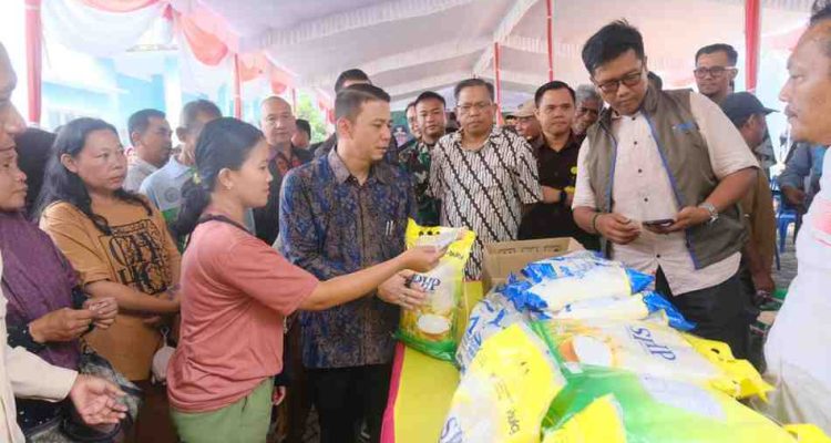 Wargta Lawang Wetan, Muba menyerbu beras murah di halaman Kantor Kecamatan Lawang Wetan, Kamis (23/4/2026), Foto: Kominfo Muba.