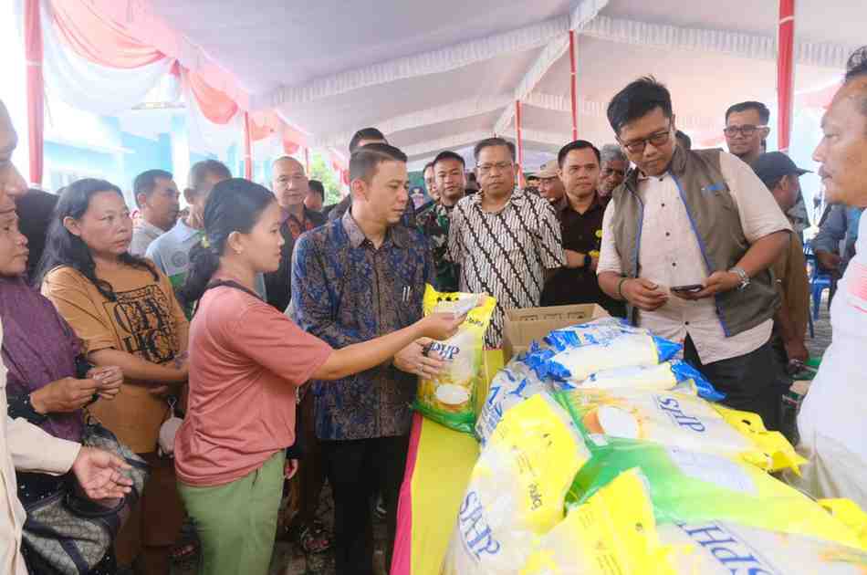 Wargta Lawang Wetan, Muba menyerbu beras murah di halaman Kantor Kecamatan Lawang Wetan, Kamis (23/4/2026), Foto: Kominfo Muba.