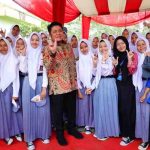 Gubernur Sumsel, Herman Deru bersama para siswa usai meresmikan sekolah berasrama berbasis religi di SMA Negeri 3 Martapura, Kabupaten OKU Timur, Minggu (5/4/2026). Foto: Humas Pemprov Sumsel.