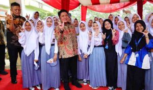 Gubernur Sumsel, Herman Deru bersama para siswa usai meresmikan sekolah berasrama berbasis religi di SMA Negeri 3 Martapura, Kabupaten OKU Timur, Minggu (5/4/2026). Foto: Humas Pemprov Sumsel.