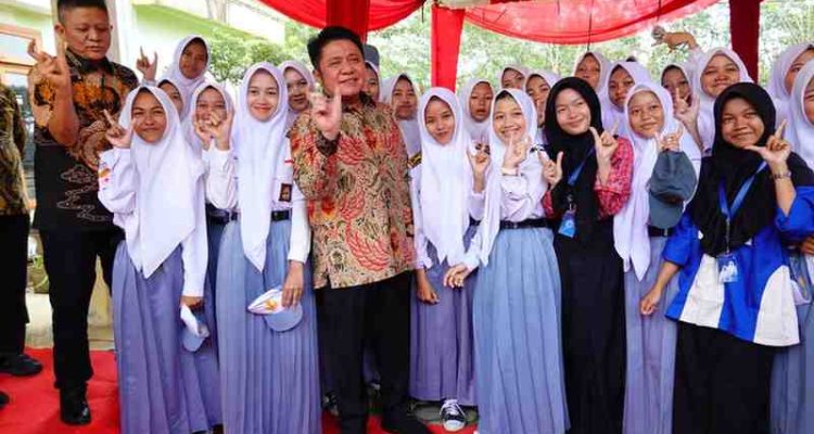 Gubernur Sumsel, Herman Deru bersama para siswa usai meresmikan sekolah berasrama berbasis religi di SMA Negeri 3 Martapura, Kabupaten OKU Timur, Minggu (5/4/2026). Foto: Humas Pemprov Sumsel.