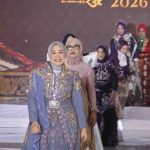 Ketua TP PKK Kota Palembang Dewi Sastrani tampil memukau sebagai peraga busana songket dengan motif Kembang Simbar Ketuyut khas Palembang di Hotel Aryaduta, Kamis (2/4/2026) malam. Foto: Kominfo Palembang.