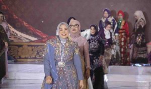 Ketua TP PKK Kota Palembang Dewi Sastrani tampil memukau sebagai peraga busana songket dengan motif Kembang Simbar Ketuyut khas Palembang di Hotel Aryaduta, Kamis (2/4/2026) malam. Foto: Kominfo Palembang.