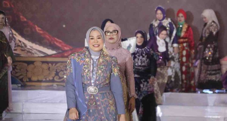Ketua TP PKK Kota Palembang Dewi Sastrani tampil memukau sebagai peraga busana songket dengan motif Kembang Simbar Ketuyut khas Palembang di Hotel Aryaduta, Kamis (2/4/2026) malam. Foto: Kominfo Palembang.