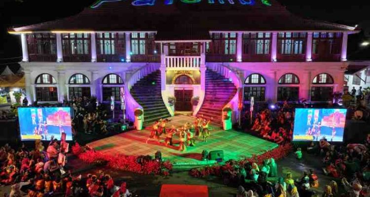 Suasana di halaman Museum Sultan Mahmud Badarrudin (SMB) II Palembang, Rabu (29/4/2026) malam, yang menggelar acara Hari Tarian Sedunia, Foto: Kominfo Palembang.