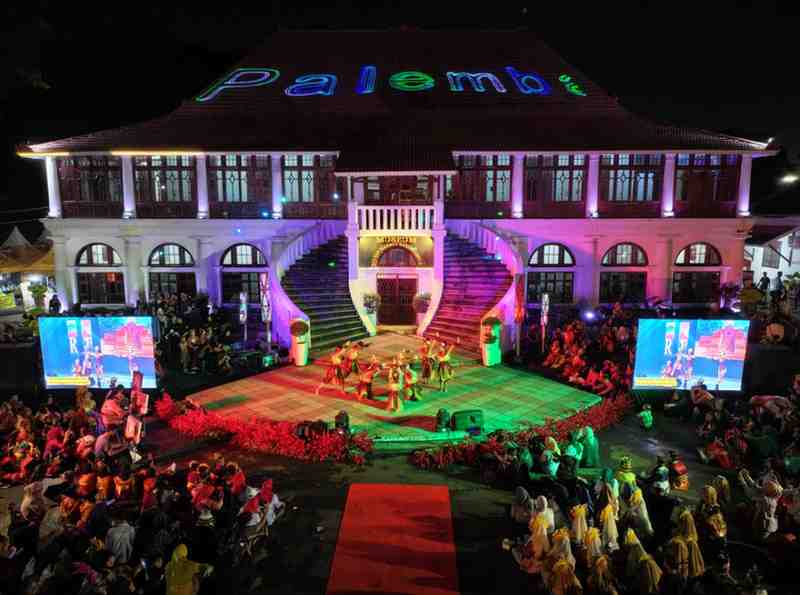 Suasana di halaman Museum Sultan Mahmud Badarrudin (SMB) II Palembang, Rabu (29/4/2026) malam, yang menggelar acara Hari Tarian Sedunia, Foto: Kominfo Palembang.