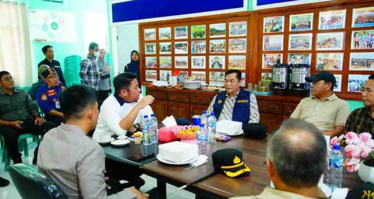 Bupati Musi Banyuasin, HM Toha Tohet, SH menyambut kunjungan kerja Gubernur Sumatera Selatan H Herman Deru di Desa Tanjung Dalam, Kecamatan Keluang, Jumat (3/4/2026). Foto: Kominfo Muba.