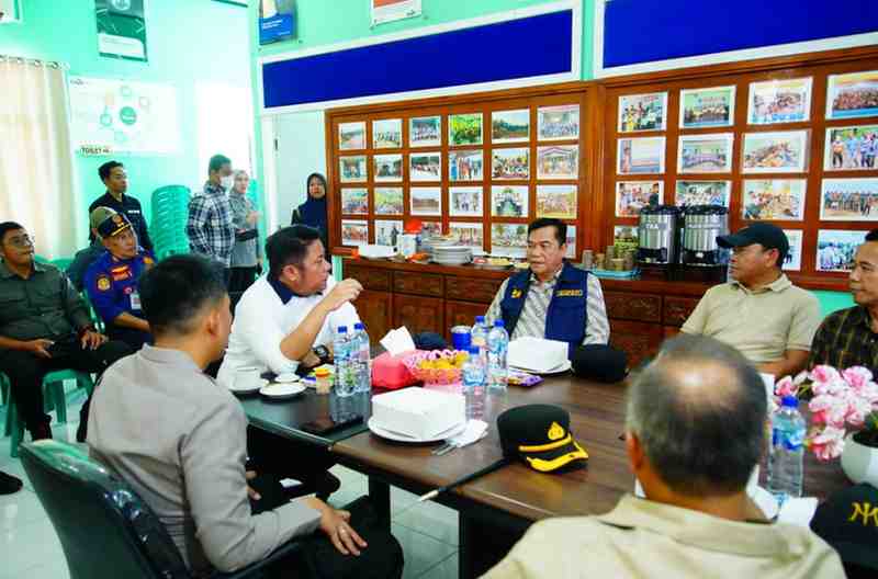 Bupati Musi Banyuasin, HM Toha Tohet, SH menyambut kunjungan kerja Gubernur Sumatera Selatan H Herman Deru di Desa Tanjung Dalam, Kecamatan Keluang, Jumat (3/4/2026). Foto: Kominfo Muba.