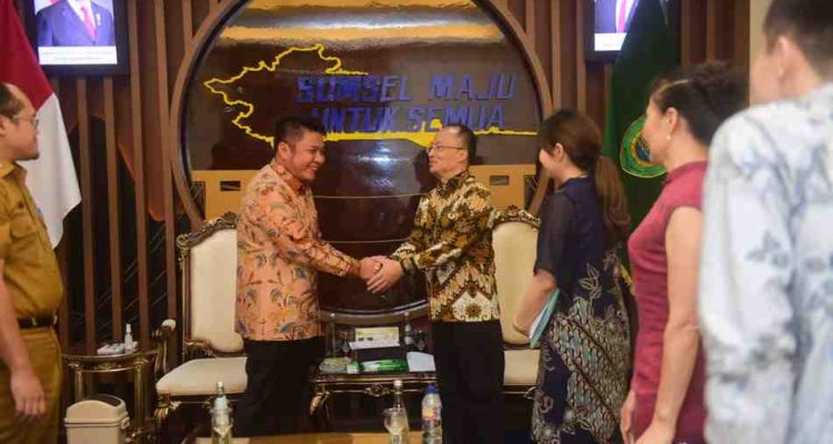 Gubernur Sumatera Selatan (Sumsel) Dr. H. Herman Deru menerima kunjungan Konsulat Jenderal Republik Rakyat Tiongkok dalam rangka silaturahmi di Ruang Tamu Gubernur, Selasa (14/4/2026). Foto: Humas Pemprov Sumsel.