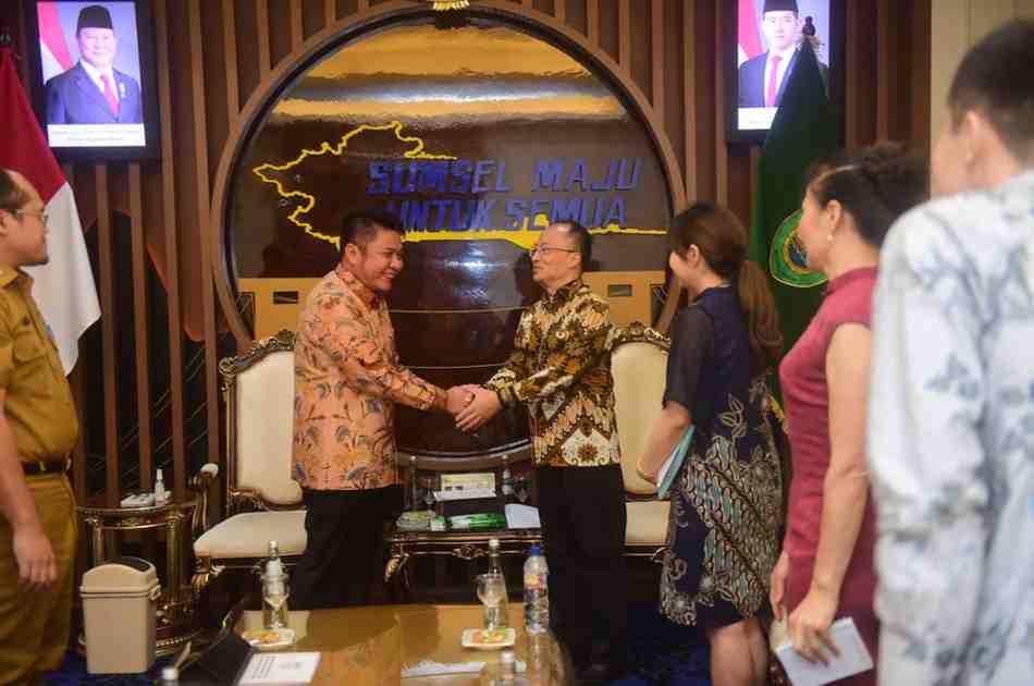 Gubernur Sumatera Selatan (Sumsel) Dr. H. Herman Deru menerima kunjungan Konsulat Jenderal Republik Rakyat Tiongkok dalam rangka silaturahmi di Ruang Tamu Gubernur, Selasa (14/4/2026). Foto: Humas Pemprov Sumsel.