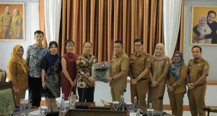 Konsulat Jenderal (Konjen) Republik Rakyat Tiongkok, Huang Ye melakukan kunjungan resmi ke Kota Palembang, Selasa (14/4/2026). Mereka diteriam Asisten II Setda Pemkot Palembang, Isnaini Madani. Foto: Kominfo Palembang.