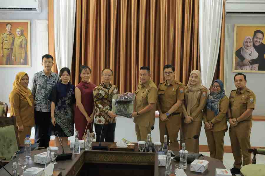 Konsulat Jenderal (Konjen) Republik Rakyat Tiongkok, Huang Ye melakukan kunjungan resmi ke Kota Palembang, Selasa (14/4/2026). Mereka diteriam Asisten II Setda Pemkot Palembang, Isnaini Madani. Foto: Kominfo Palembang.