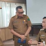 Bupati Muba, HM Toha saat memberikan pengarahan pada Kadiknas dan Camat Bayung Lencir. Foto: Kominfo Muba.