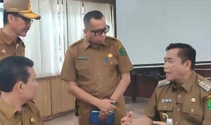 Bupati Muba, HM Toha saat memberikan pengarahan pada Kadiknas dan Camat Bayung Lencir. Foto: Kominfo Muba.