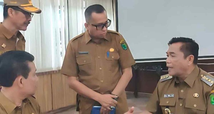 Bupati Muba, HM Toha saat memberikan pengarahan pada Kadiknas dan Camat Bayung Lencir. Foto: Kominfo Muba.