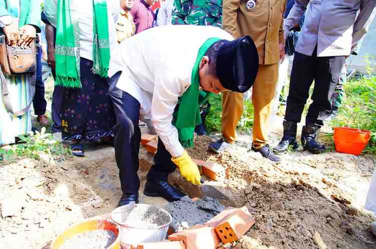 Bupati Muba, H. Muhammad Toha, SH menghadiri prosesi peletakan batu pertama pembangunan Pondok Pesantren (Ponpes) Nurul Fikri sekaligus menggelar Tabligh Akbar dan Halalbihalal bersama warga Kecamatan Tungkal Jaya, Selasa (28/04/2026). Foto: Kominfo Muba.