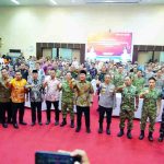 Bupati Muba H M Toha Tohet, SH antusias mengikuti rapat koordinasi dalam rangka pengendalian Karhutbunlah Provinsi Sumatera Selatan yang dipimpin Gubernur Sumsel H Herman Deru di Auditorium Graha Bina Praja, Jumat (24/4/2026). Foto: Kominfo Muba.