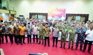 Bupati Muba H M Toha Tohet, SH antusias mengikuti rapat koordinasi dalam rangka pengendalian Karhutbunlah Provinsi Sumatera Selatan yang dipimpin Gubernur Sumsel H Herman Deru di Auditorium Graha Bina Praja, Jumat (24/4/2026). Foto: Kominfo Muba.