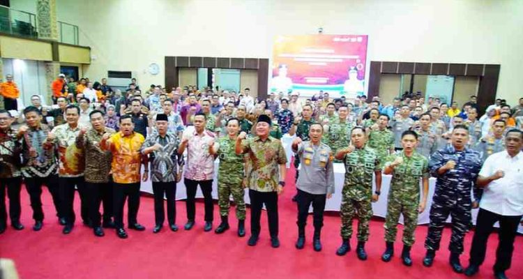 Bupati Muba H M Toha Tohet, SH antusias mengikuti rapat koordinasi dalam rangka pengendalian Karhutbunlah Provinsi Sumatera Selatan yang dipimpin Gubernur Sumsel H Herman Deru di Auditorium Graha Bina Praja, Jumat (24/4/2026). Foto: Kominfo Muba.