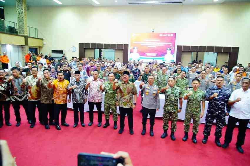Bupati Muba H M Toha Tohet, SH antusias mengikuti rapat koordinasi dalam rangka pengendalian Karhutbunlah Provinsi Sumatera Selatan yang dipimpin Gubernur Sumsel H Herman Deru di Auditorium Graha Bina Praja, Jumat (24/4/2026). Foto: Kominfo Muba.
