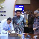 unsri (1) Penandatanganan NPHD dana hibah dari Pemprov Sumsel ke Unsri, dilakukan Sekretaris Daerah Sumsel Edward Candra bersama Rektor Unsri Taufiq Marwa, serta disaksikan langsung oleh Gubernur Sumsel Dr. H. Herman Deru, Rabu (2/4/2026). Foto: Humas Pemprov Sumsel.