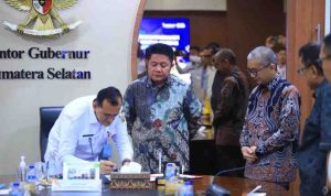 Penandatanganan NPHD dana hibah dari Pemprov Sumsel ke Unsri, dilakukan Sekretaris Daerah Sumsel Edward Candra bersama Rektor Unsri Taufiq Marwa, serta disaksikan langsung oleh Gubernur Sumsel Dr. H. Herman Deru, Rabu (2/4/2026). Foto: Humas Pemprov Sumsel.