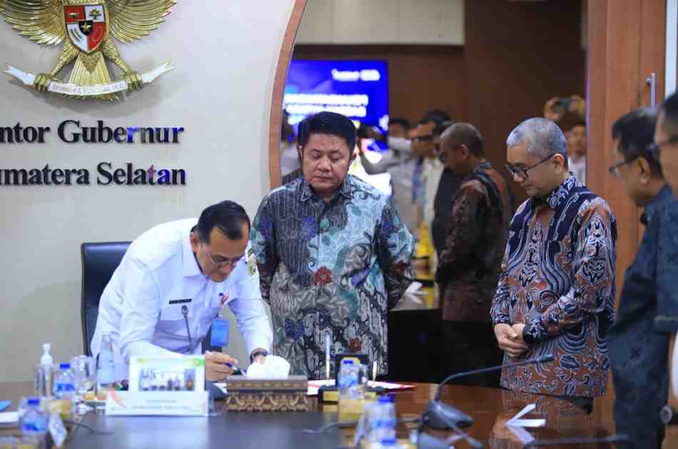 Penandatanganan NPHD dana hibah dari Pemprov Sumsel ke Unsri, dilakukan Sekretaris Daerah Sumsel Edward Candra bersama Rektor Unsri Taufiq Marwa, serta disaksikan langsung oleh Gubernur Sumsel Dr. H. Herman Deru, Rabu (2/4/2026). Foto: Humas Pemprov Sumsel.