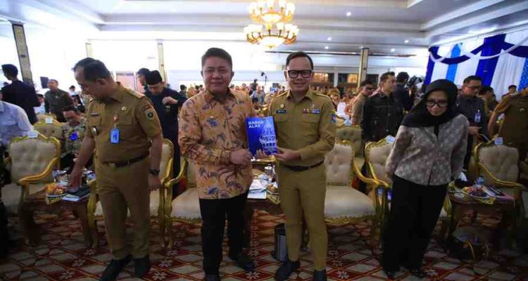 Gubernur Sumsel, Herman deru dan Wamendagri Bima Arya saat hadir di Musyawarah Perencanaan Pembangunan (Musrenbang) RKPD Provinsi Sumsel di Griya Agung, Selasa (14/4/2026). Foto: Humas Pemprov Sumsel.