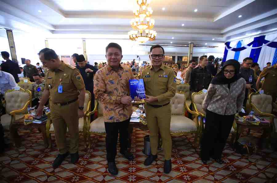 Gubernur Sumsel, Herman deru dan Wamendagri Bima Arya saat hadir di Musyawarah Perencanaan Pembangunan (Musrenbang) RKPD Provinsi Sumsel di Griya Agung, Selasa (14/4/2026). Foto: Humas Pemprov Sumsel.