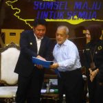 Gubernur Sumatera Selatan, Dr. H Herman Deru menerima audiensi Direktur Sriwijaya Health Institute, Prof. Dr. dr. H. Yuwono,M. Biomed beserta jajaran di ruang tamu gubernur, Senin (27/4/2026). Foto: Humas Pemprov Sumsel.
