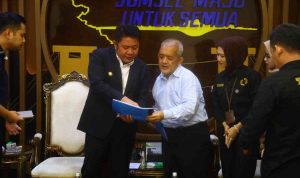 Gubernur Sumatera Selatan, Dr. H Herman Deru menerima audiensi Direktur Sriwijaya Health Institute, Prof. Dr. dr. H. Yuwono,M. Biomed beserta jajaran di ruang tamu gubernur, Senin (27/4/2026). Foto: Humas Pemprov Sumsel.
