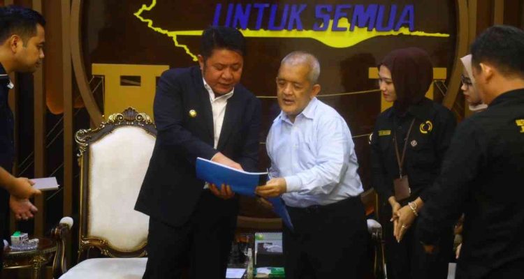 Gubernur Sumatera Selatan, Dr. H Herman Deru menerima audiensi Direktur Sriwijaya Health Institute, Prof. Dr. dr. H. Yuwono,M. Biomed beserta jajaran di ruang tamu gubernur, Senin (27/4/2026). Foto: Humas Pemprov Sumsel.
