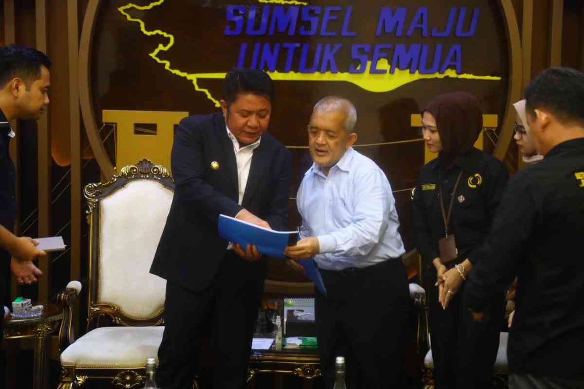 Gubernur Sumatera Selatan, Dr. H Herman Deru menerima audiensi Direktur Sriwijaya Health Institute, Prof. Dr. dr. H. Yuwono,M. Biomed beserta jajaran di ruang tamu gubernur, Senin (27/4/2026). Foto: Humas Pemprov Sumsel.