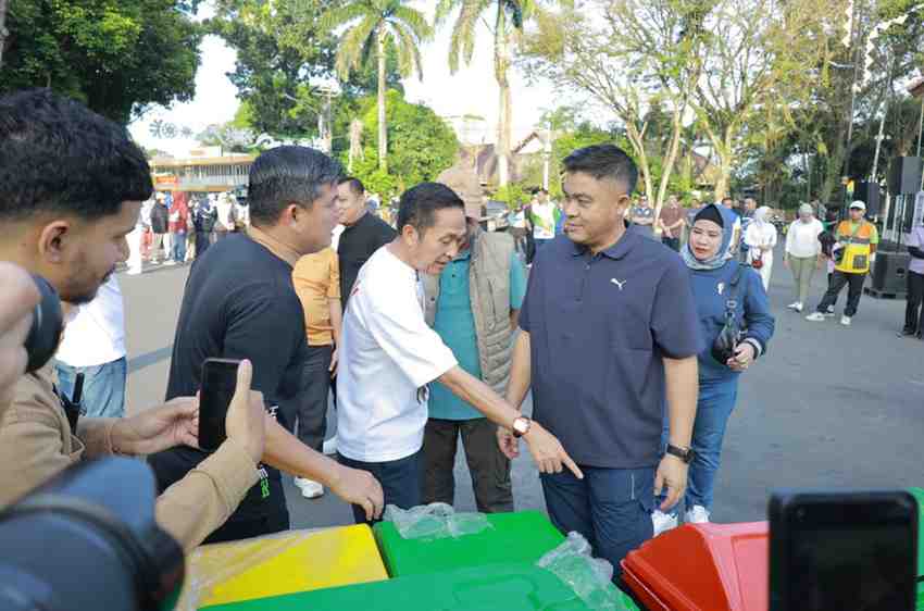 Walikota Palembang, Ratu Dewa launching sosialisasi penerapan sanksi bagi pelanggar pembuangan sampah rumah tangga di pelataran kambang iwak, Jumat (16/5/2026). Foto: Komifo Palembang.