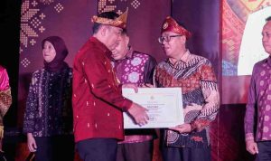 Pemkab Muba menerima sejumlah penghargaan dari Kementerian Kebudayaan pada pembukaan Festival Sriwijaya 2026, Jumat malam (16/5/2026). Foto: Kominfo Muba.