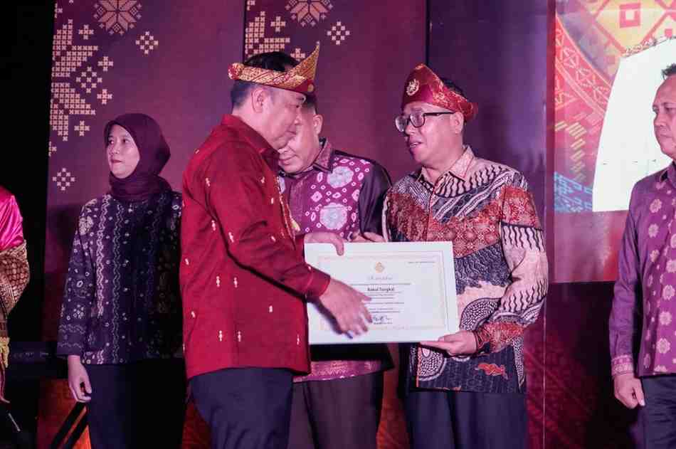 Pemkab Muba menerima sejumlah penghargaan dari Kementerian Kebudayaan pada pembukaan Festival Sriwijaya 2026, Jumat malam (16/5/2026). Foto: Kominfo Muba.