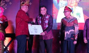 Sekda Palembang, Aprizal menerima sertifikat dari Gubernur Sumsel atas warisan budaya tak benda dan cagar budaya pada pembukaan Festival Sriwijaya, Jumat malam (16/5/2025). Foto: Kominfo Palembang.