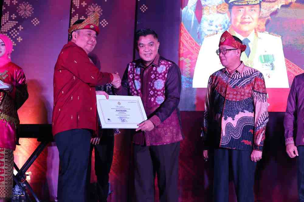 Sekda Palembang, Aprizal menerima sertifikat dari Gubernur Sumsel atas warisan budaya tak benda dan cagar budaya pada pembukaan Festival Sriwijaya, Jumat malam (16/5/2025). Foto: Kominfo Palembang.