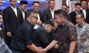 Gubernur Sumsel, Herman Deru menyalami Abdel, pengurus DPP PaSKI pada pelantikan PaSKI Sumsel. Foto: Humas Pemprov Sumsel.