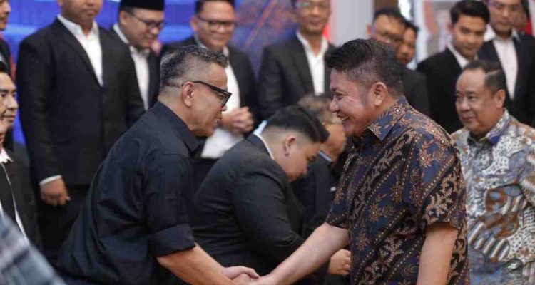 Gubernur Sumsel, Herman Deru menyalami Abdel, pengurus DPP PaSKI pada pelantikan PaSKI Sumsel. Foto: Humas Pemprov Sumsel.