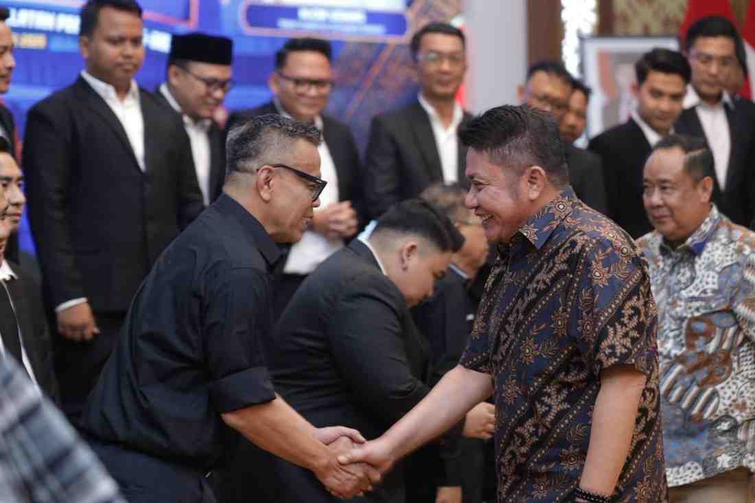 Gubernur Sumsel, Herman Deru menyalami Abdel, pengurus DPP PaSKI pada pelantikan PaSKI Sumsel. Foto: Humas Pemprov Sumsel.