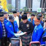 Gubernur Sumatera Selatan (Sumsel), Dr. H. Herman Deru menemui massa Pengurus Koordinator Cabang (PKC) Pergerakan Mahasiswa Islam Indonesia (PMII) yang menggelar aksi demonstrasi di halaman Kantor Gubernur Provinsi Sumsel, Senin (18/5/2026). Foto: Humas Pemprov Sumsel.