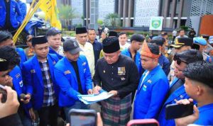 Gubernur Sumatera Selatan (Sumsel), Dr. H. Herman Deru menemui massa Pengurus Koordinator Cabang (PKC) Pergerakan Mahasiswa Islam Indonesia (PMII) yang menggelar aksi demonstrasi di halaman Kantor Gubernur Provinsi Sumsel, Senin (18/5/2026). Foto: Humas Pemprov Sumsel.