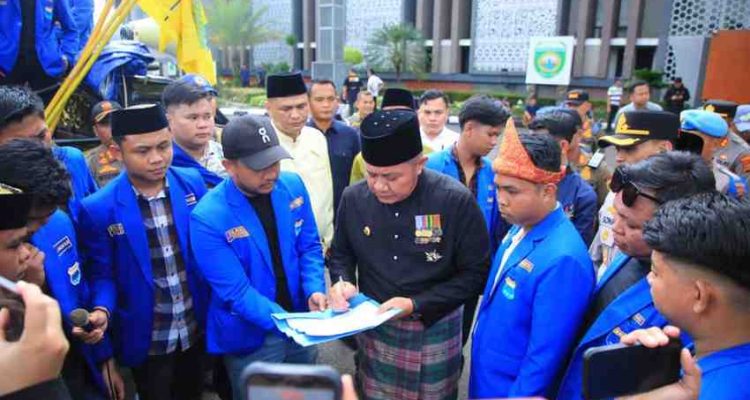 Gubernur Sumatera Selatan (Sumsel), Dr. H. Herman Deru menemui massa Pengurus Koordinator Cabang (PKC) Pergerakan Mahasiswa Islam Indonesia (PMII) yang menggelar aksi demonstrasi di halaman Kantor Gubernur Provinsi Sumsel, Senin (18/5/2026). Foto: Humas Pemprov Sumsel.