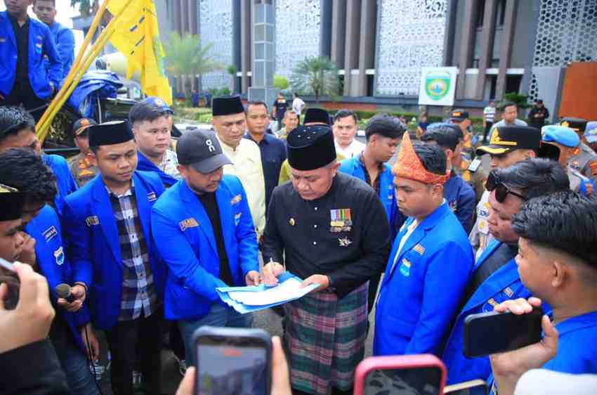Gubernur Sumatera Selatan (Sumsel), Dr. H. Herman Deru menemui massa Pengurus Koordinator Cabang (PKC) Pergerakan Mahasiswa Islam Indonesia (PMII) yang menggelar aksi demonstrasi di halaman Kantor Gubernur Provinsi Sumsel, Senin (18/5/2026). Foto: Humas Pemprov Sumsel.