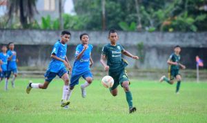 Pemain PS Palembang U-15 menggiring bola saat final piala Gubernur Sumsel Regional Palembang, Minggu (24/5/2026). Foto: Kominfo Palembang.